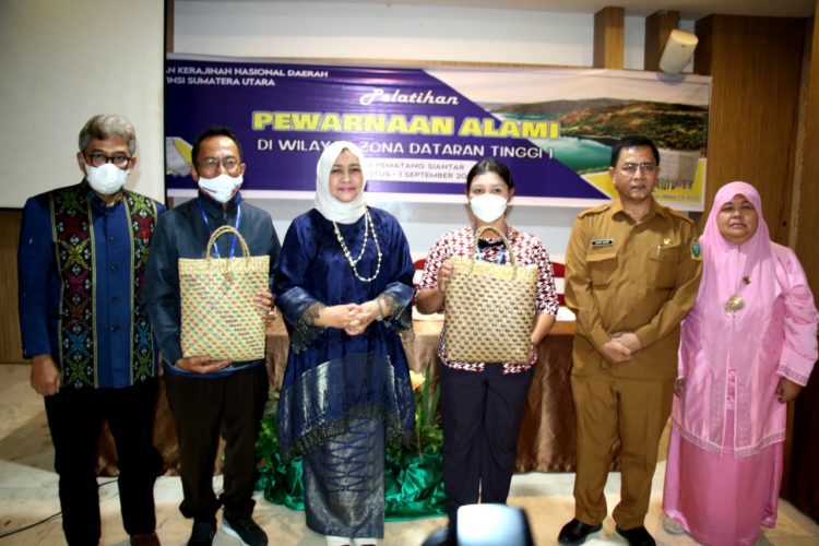 Dewan Kerajinan Nasional Daerah (Dekranasda) Provinsi Sumatera Utara (Sumut) menggelar Pelatihan Pewarna Alami untuk Bahan Tenun Wilayah Zona Dataran Tinggi I