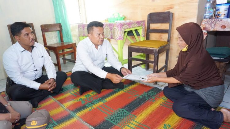 Polres Purbalingga menyerahkan bantuan sosial bagi seorang perempuan bernama Yulia Tri Purwesti warga Kelurahan Kedungmenjangan RT 4 RW 2