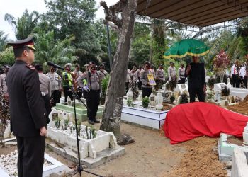 Kapolres Labuhanbatu, AKBP Anhar Arlia Rangkuti SIK, diwakili Kabag Ops, Wirhan Arif SH MH, pimpin upacara persemayaman dan pemakaman jenazah almarhum Brigadir Muhammad Agus Sudarso Kardi