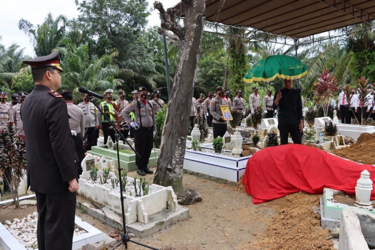 Kapolres Labuhanbatu, AKBP Anhar Arlia Rangkuti SIK, diwakili Kabag Ops, Wirhan Arif SH MH, pimpin upacara persemayaman dan pemakaman jenazah almarhum Brigadir Muhammad Agus Sudarso Kardi