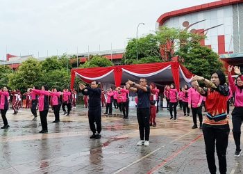 Kapolda Sumsel Irjen Pol Drs Toni Harmanto mengajak ratusan personel Polwan di jajarannya untuk olahraga bersama di Jakabaring Sports Center