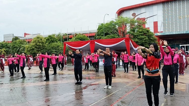 Kapolda Sumsel Irjen Pol Drs Toni Harmanto mengajak ratusan personel Polwan di jajarannya untuk olahraga bersama di Jakabaring Sports Center