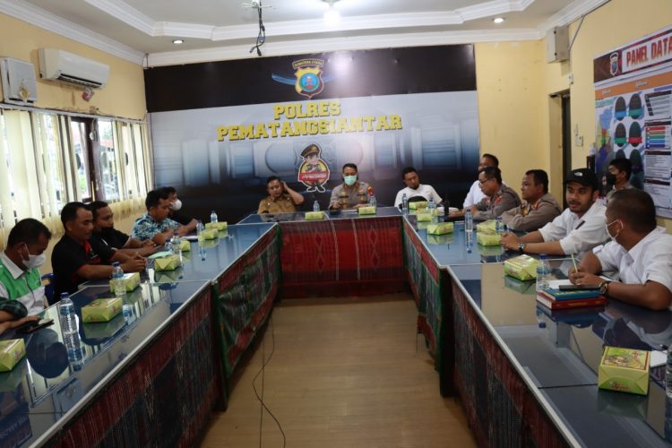 Kapolres Pematangsiantar AKBP Fernando SH S.I.K, memimpin rapat pembahasan dan solusi agar tidak terjadi kelangkaan Bahan Bakar Minyak (BBM)