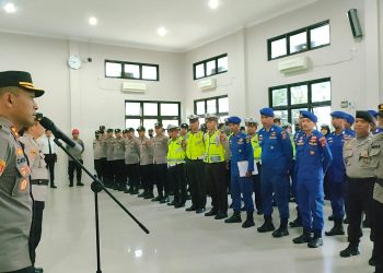 Kapolres Bangka Barat AKBP Catur Prasetiyo SIK memberikan beberapa arahan kepada anggota Polres Bangka Barat dalam kegiatan apel pagi