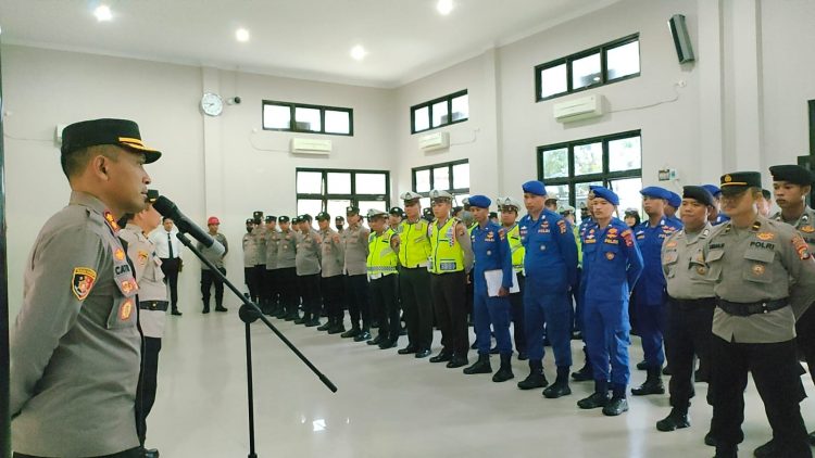 Kapolres Bangka Barat AKBP Catur Prasetiyo SIK memberikan beberapa arahan kepada anggota Polres Bangka Barat dalam kegiatan apel pagi