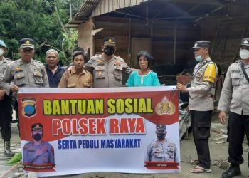 Polsek Raya memberikan bantuan sosial berupa sembako diantaranya beras, telor, gula, minyak goreng, bubuk teh dan supermie kepada warganya yang terdampak banjir bandang