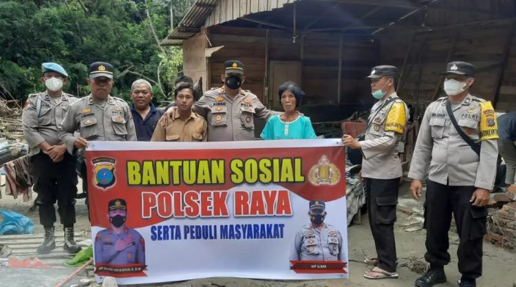 Polsek Raya memberikan bantuan sosial berupa sembako diantaranya beras, telor, gula, minyak goreng, bubuk teh dan supermie kepada warganya yang terdampak banjir bandang