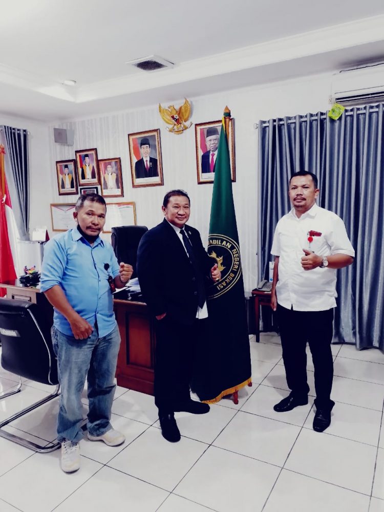 Silahturahmi team Mitra Polri Bapak Jimmy Sihotang, SH (Korwil Polda Metro Jaya) dan Bapak Robert Hutagalung Korlap Mitra Polri Wilkum Polda Metro Jaya dengan Ketua Pengadilan Negeri Bekasi Bapak Bongbongan Silaban, SH., L.L.M