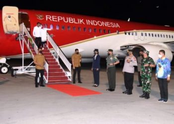 Setelah menempuh penerbangan selama kurang lebih 5 jam dari Bandar Udara Halim Perdanakusuma, Jakarta, Presiden Joko Widodo dan Ibu Iriana Joko Widodo tiba di Bandar Udara Internasional Sentani