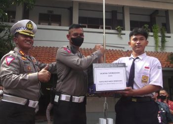 Pemberian reward sebagai bentuk apresiasi Polri tersebut diberikan Kasat Lantas Polrestabes Semarang AKBP Sigit di SMP 30 Semarang