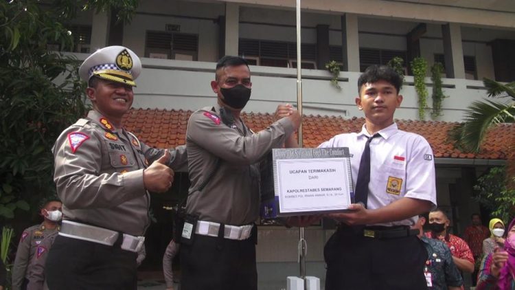 Pemberian reward sebagai bentuk apresiasi Polri tersebut diberikan Kasat Lantas Polrestabes Semarang AKBP Sigit di SMP 30 Semarang