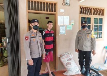 Kapolsek Parongil AKP HP. Purba bersama personil Bhabinkamtibmas Memberikan Himbauan Kepada Masyarakat untuk menghindari pencurian sepeda motor dengan menempelkan stiker himbauan di setiap rumah
