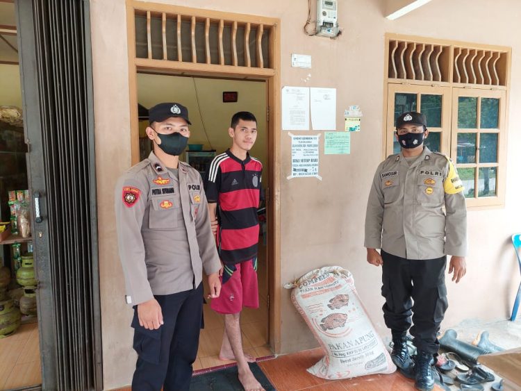 Kapolsek Parongil AKP HP. Purba bersama personil Bhabinkamtibmas Memberikan Himbauan Kepada Masyarakat untuk menghindari pencurian sepeda motor dengan menempelkan stiker himbauan di setiap rumah