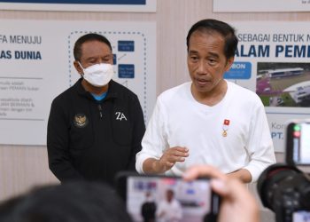 Presiden saat menjawab pertanyaan jurnalis di Stadion Lukas Enembe, Kabupaten Jayapura
