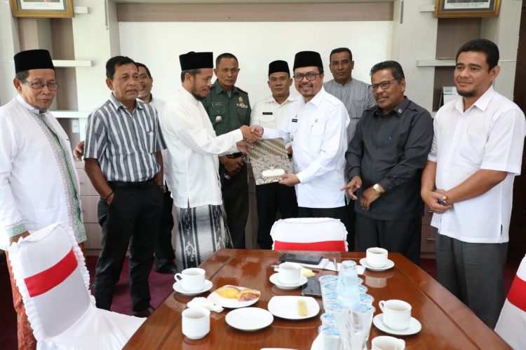 Penjabat Bupati Aceh Utara Azwardi Menerima Kehadiran para tokoh masyarakat, Tokoh Agama dan Muspika Lhoksukon