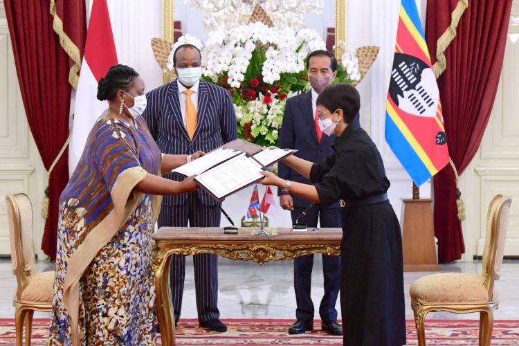 Presiden Joko Widodo dan Raja Eswatini, Mswati III, menyaksikan penandatanganan nota kesepahaman atau MoU perkuatan kerja sama bilateral antara kedua negara