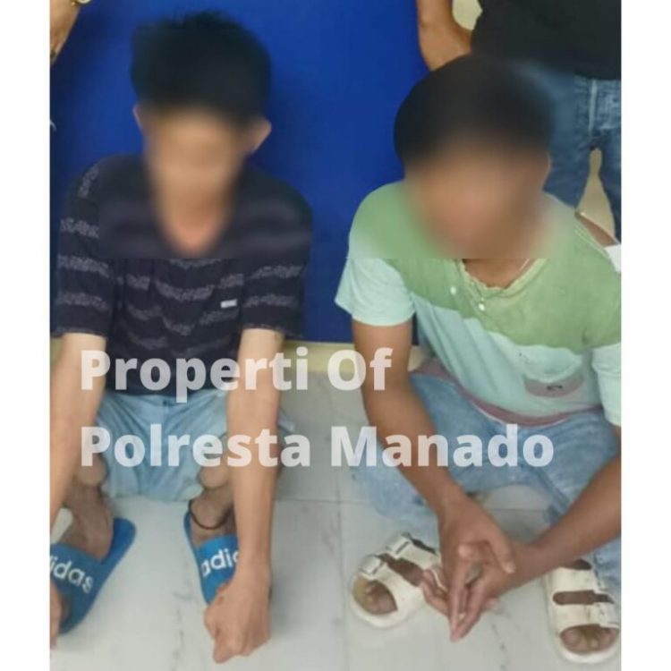 Dua orang lelaki yang diduga kuat melakukan tindak pidana penganiayaan secara bersama-sama