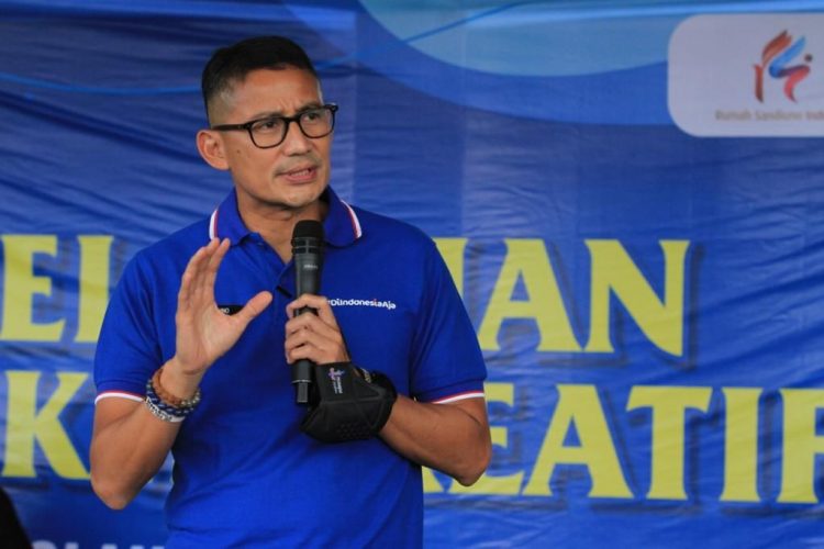 Menteri Pariwisata dan Ekonomi Kreatif (Menparekraf), Sandiaga Salahuddin Uno berkunjung ke Dewan Kerajinan Nasional (Dekranasda) Aceh Besar