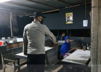 Personel Polsek Muara Batu melaksanakan patroli malam hari di tempat rawan aksi kriminalitas