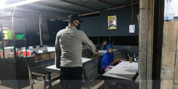 Personel Polsek Muara Batu melaksanakan patroli malam hari di tempat rawan aksi kriminalitas