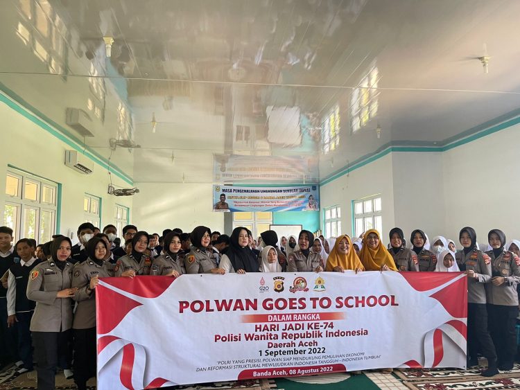 Polisi Wanita (Polwan) Polda Aceh menggelar kegiatan Goes To School di SMA N 4, SMK Telkom, SMP N 6, SMP 2, Pesantren Insafuddin, dan Pesantren Darul Ulum Kota Banda Aceh