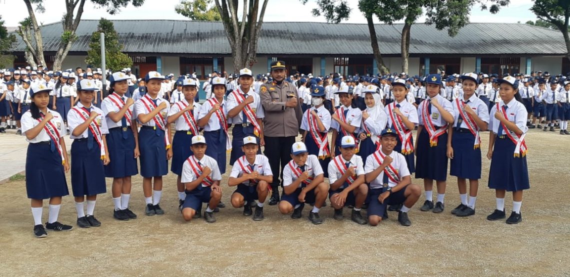 Kapolsek Parongil AKP HP. Purba bertindak sebagai Pembina Upacara di Sekolah SMP Negeri 1 Lae Parira