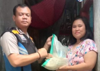 Bhabinkamtibmas Kelurahan Yudanagara Kecamatan Cihideung Aipda Iwan Setiawan door to door menyalurkan Bantuan Sosial (Bansos) berupa beras kepada warga yang terdampak kenaikan harga BBM