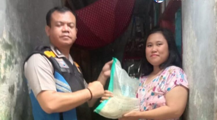Bhabinkamtibmas Kelurahan Yudanagara Kecamatan Cihideung Aipda Iwan Setiawan door to door menyalurkan Bantuan Sosial (Bansos) berupa beras kepada warga yang terdampak kenaikan harga BBM