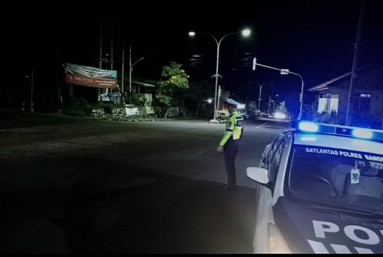 Personil Satlantas Polres Bangka Barat Melaksanakan Patroli Malam guna memberikan rasa aman dan nyaman kepada warga serta mencegah tindak kejahatan di malam hari