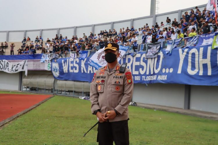 Kapolres Tangsel AKBP Sarly Sollu, S.I.K., M.H. yang memimpin langsung pengamanan pertandingan