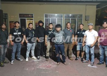 Kanit resmob Ipda Heraldy Yudhantara S.tr.K mengamankan pelaku penganiayan dengan senjata tajam (Sajam) yang mengakibatkan korban meninggal dunia