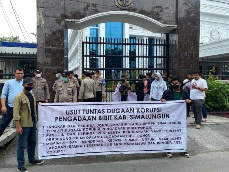 Solidaritas Aksi Mahasiswa dan Pemuda Anti Korupsi (SAMPAI) Sumatera Utara untuk yang keempat kali mendatangi kantor Kejaksaan Tinggi Sumatera Utara