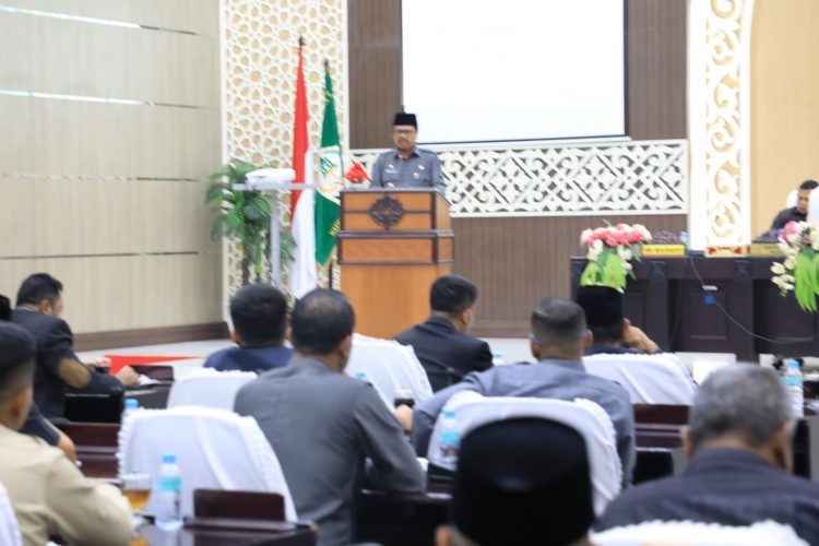 Penjabat Bupati Aceh Utara Azwardi, AP, MSi, dan Ketua DPRK Arafat Ali, SE, menandatangani Nota Kesepakatan Bersama terhadap KUA-PPAS APBK Aceh Utara