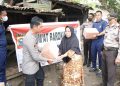 Kapolres Kuansing AKBP Rendra Oktha Dinata, SIK M. Si terjun langsung ke tengah - tengah masyarakat menyerahkan bantuan sembako kepada warga kurang mampu di Kecamatan Kuantan Tengah