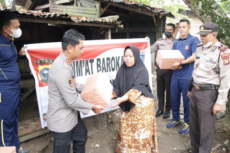 Kapolres Kuansing AKBP Rendra Oktha Dinata, SIK M. Si terjun langsung ke tengah - tengah masyarakat menyerahkan bantuan sembako kepada warga kurang mampu di Kecamatan Kuantan Tengah