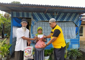 Kapolres Dairi AKBP Wahyudi Rahman, SH, SIK, MM melalui Kasi Humas Polres Dairi Iptu Doni Saleh membagikan Sembako dan Uang tunai kepada masyarakat yang berusia lanjut dan tidak memiliki pekerjaan