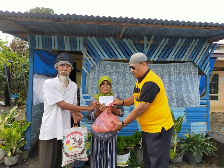 Kapolres Dairi AKBP Wahyudi Rahman, SH, SIK, MM melalui Kasi Humas Polres Dairi Iptu Doni Saleh membagikan Sembako dan Uang tunai kepada masyarakat yang berusia lanjut dan tidak memiliki pekerjaan