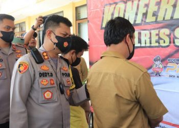 (AA) ditangkap di Kampung Cigadog Desa/Kecamatan Sagaranten dan NF di Kampung Babakan Anyar Desa Pasanggrahan Kecamatan Sagaranten