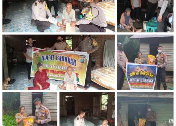 Polsek Kuantan Mudik dan Polsek Kuantan Hilir Polres Kuantan Singingi menyerahkan bantuan sembako kepada masyarakat kurang mampu dalam kegiatan Jum'at Barokah