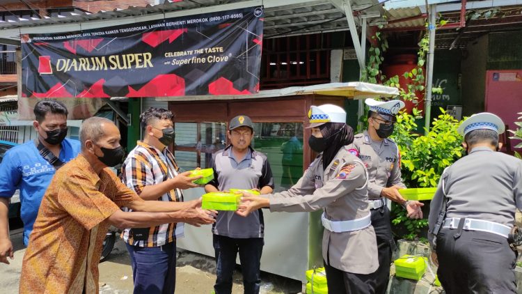 Personel Sat Lantas Polresta Banyumas melakukan aksi Jum'at berbagi kepada lansia di panti wreda Catur Nugroho Desa Suro Kecamatan Kalibagor