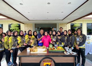 HUT Polisi Wanita (Polwan) ke-74 di Polres Bangka Barat digelar dengan diperingati dengan pemberian kue ulang tahun kepada Polwan di halaman Polres Bangka Barat