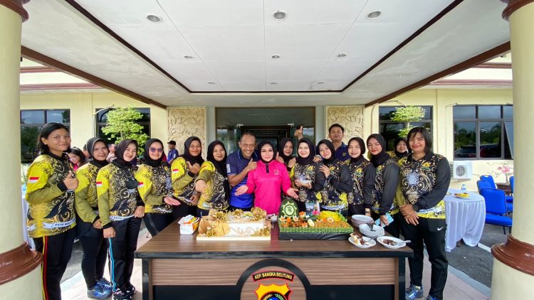 HUT Polisi Wanita (Polwan) ke-74 di Polres Bangka Barat digelar dengan diperingati dengan pemberian kue ulang tahun kepada Polwan di halaman Polres Bangka Barat