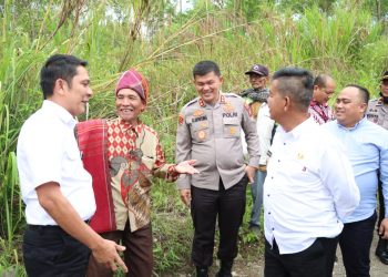 Deputi II Staf Presiden Abetnego Panca Putra Tarigan datang dengan didampingi Bupati Simalungun Radiapoh Hasiholan Sinaga, SH., bersama dengan Kapolres Simalungun AKBP Ronald Fredy C Sipayung