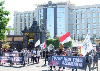 FUIS saat menggelar demo mendukung Polda Jateng memberantas perjudian, di Markas Polda Jateng, Jalan Pahlawan Semarang