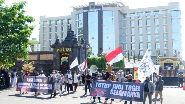 FUIS saat menggelar demo mendukung Polda Jateng memberantas perjudian, di Markas Polda Jateng, Jalan Pahlawan Semarang