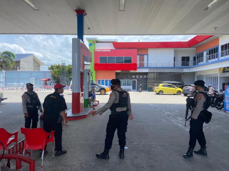 Personel Polsek jajaran Polres Lhokseumawe melakukan patroli cegah gangguan Kamtibmas di sejumlah Stasiun Pengisian Bahan Bakar Umum (SPBU)