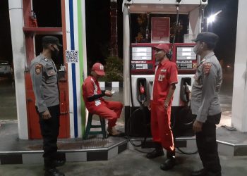 Personil Polsek Karang Baru melaksanakan patroli dan Pengamanan ke SPBU pasca diumumkannya kenaikan harga bahan bakar minyak (BBM)