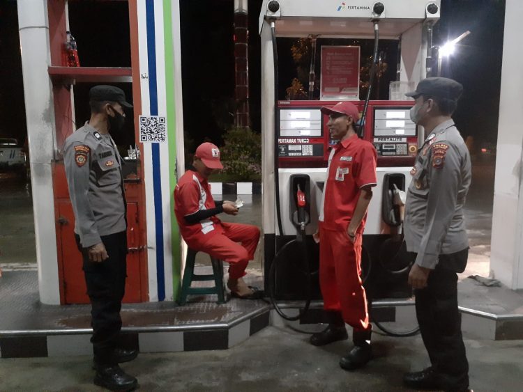 Personil Polsek Karang Baru melaksanakan patroli dan Pengamanan ke SPBU pasca diumumkannya kenaikan harga bahan bakar minyak (BBM)