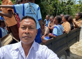 AKBP Ir. Untung Sangaji, M.Hum mengajak anak-anak sekolah naik ke mobil dan mengantar pulang ke rumah orang tua mereka