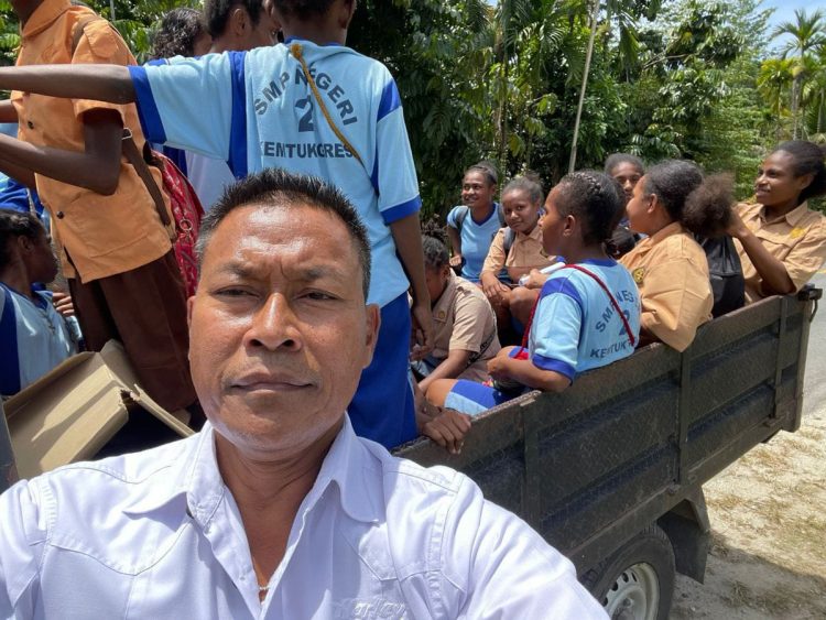 AKBP Ir. Untung Sangaji, M.Hum mengajak anak-anak sekolah naik ke mobil dan mengantar pulang ke rumah orang tua mereka